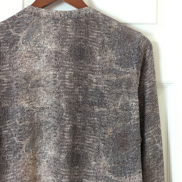 Soft Joie Dane Snakeskin Printed Long Roll Tab Sleeve V-neck Button Down Shirt S - Picture 14 of 14